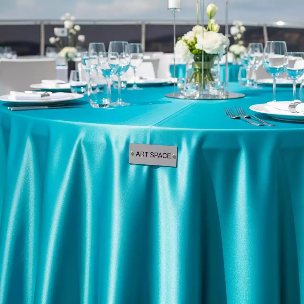 Аренда Скатерть атлас бирюзовая на парусной регате (Сочи) — ART SPACE