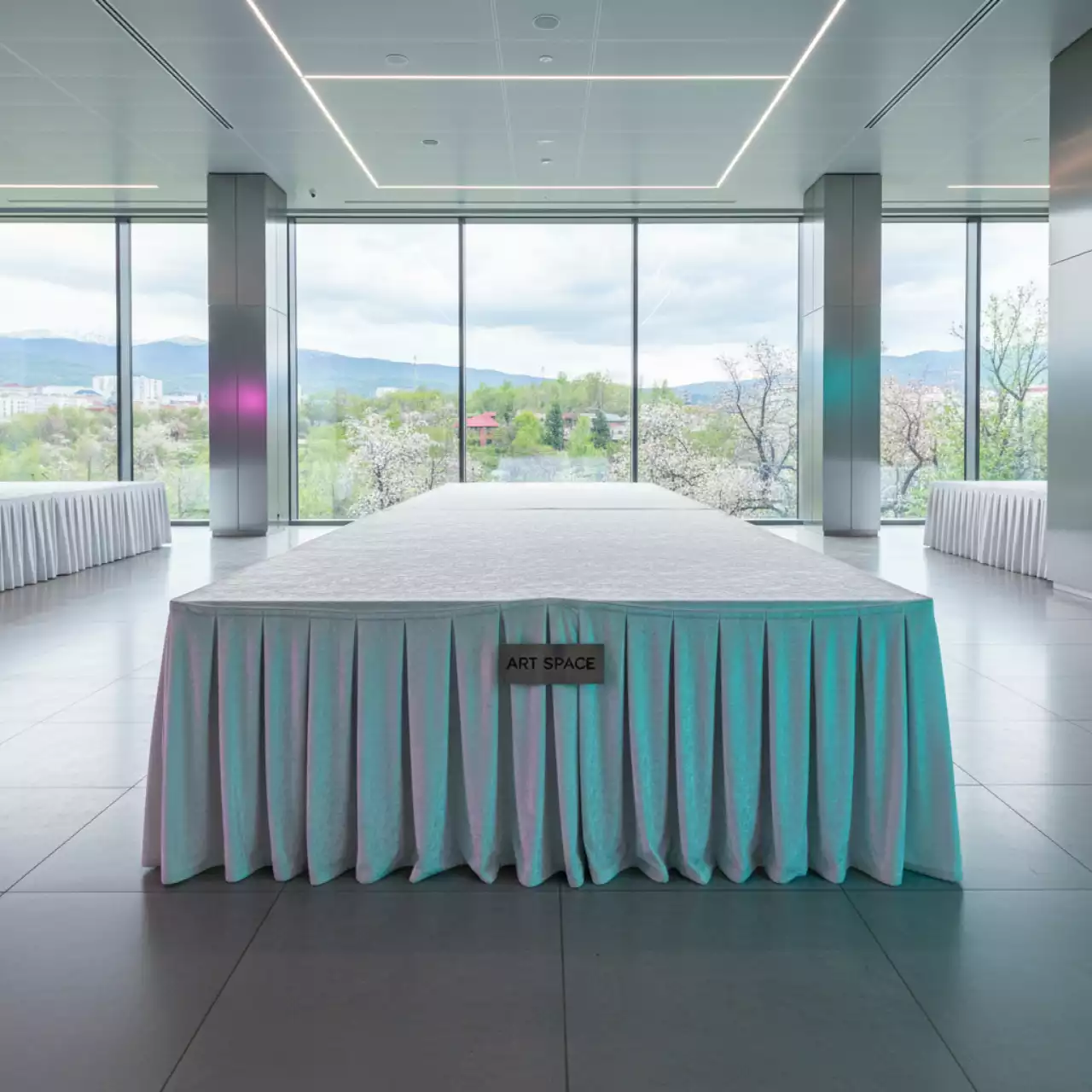 Аренда Скатерть бархатная бесшовная прямоугольная Ларго XL белая в Mercure Сочи Центр — ART SPACE