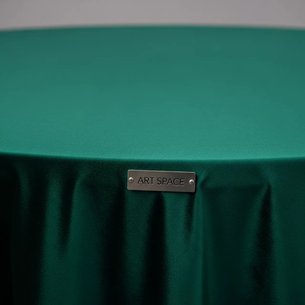 Аренда Скатерть бархатная круглая ИЛЕР изумрудная 317 в Sport Inn Hotel & Wellness — ART SPACE