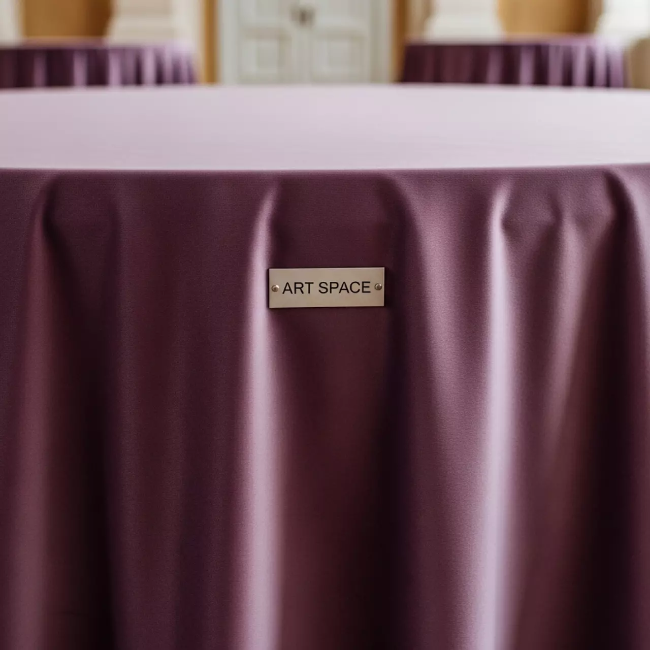 Аренда Скатерть бархатная пыльно фиолетовая на круглый стол ø180 см в Зимнем театре — ART SPACE