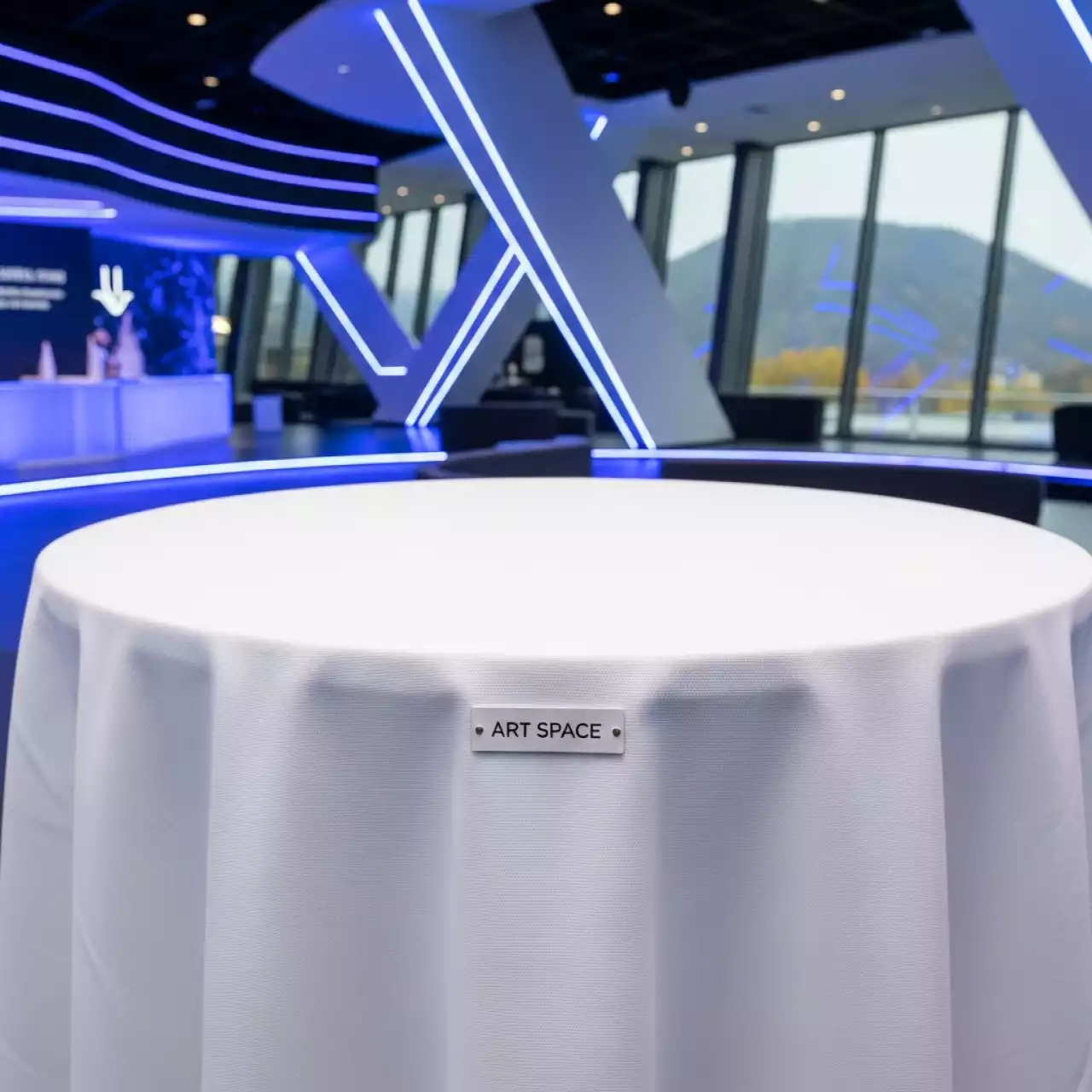 Аренда Скатерть белая круглая диаметр 240 см ричард в Novotel Resort — ART SPACE