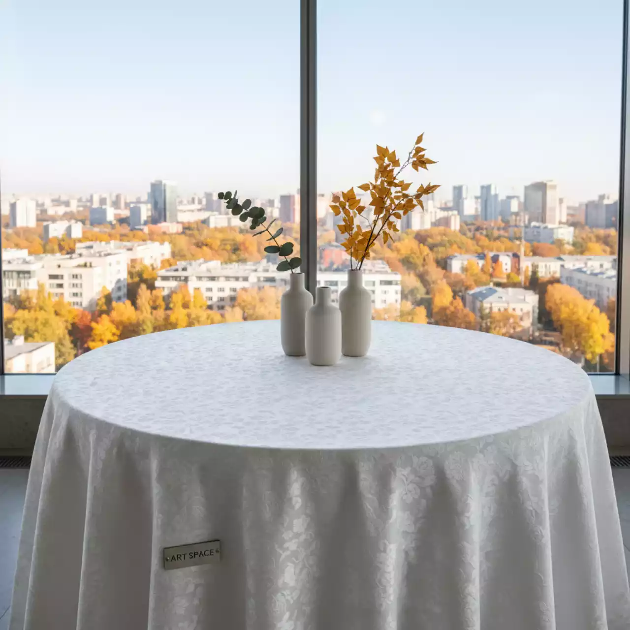 Аренда Скатерть белая круглая диаметр 280 см жаккард в ресторане «Высота 5642» — ART SPACE