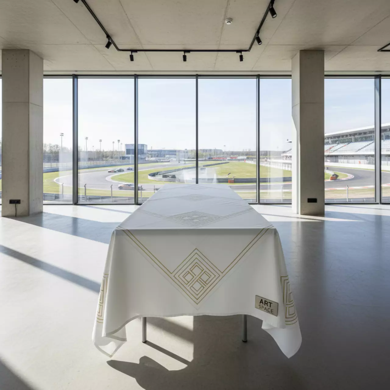 Аренда Скатерть бело золотая на Сочи Автодроме — ART SPACE