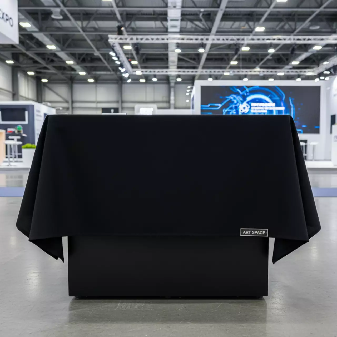 Аренда Скатерть черная прямоугольная 1,7х1,1 м на Сочи Автодроме — ART SPACE