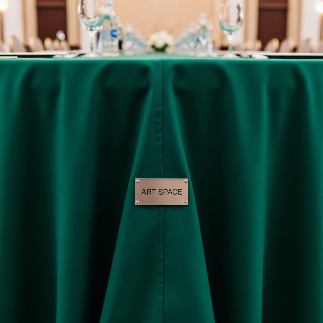 Аренда Скатерть изумрудная габардин 300х400 см в Sochi Marriott Krasnaya Polyana — ART SPACE