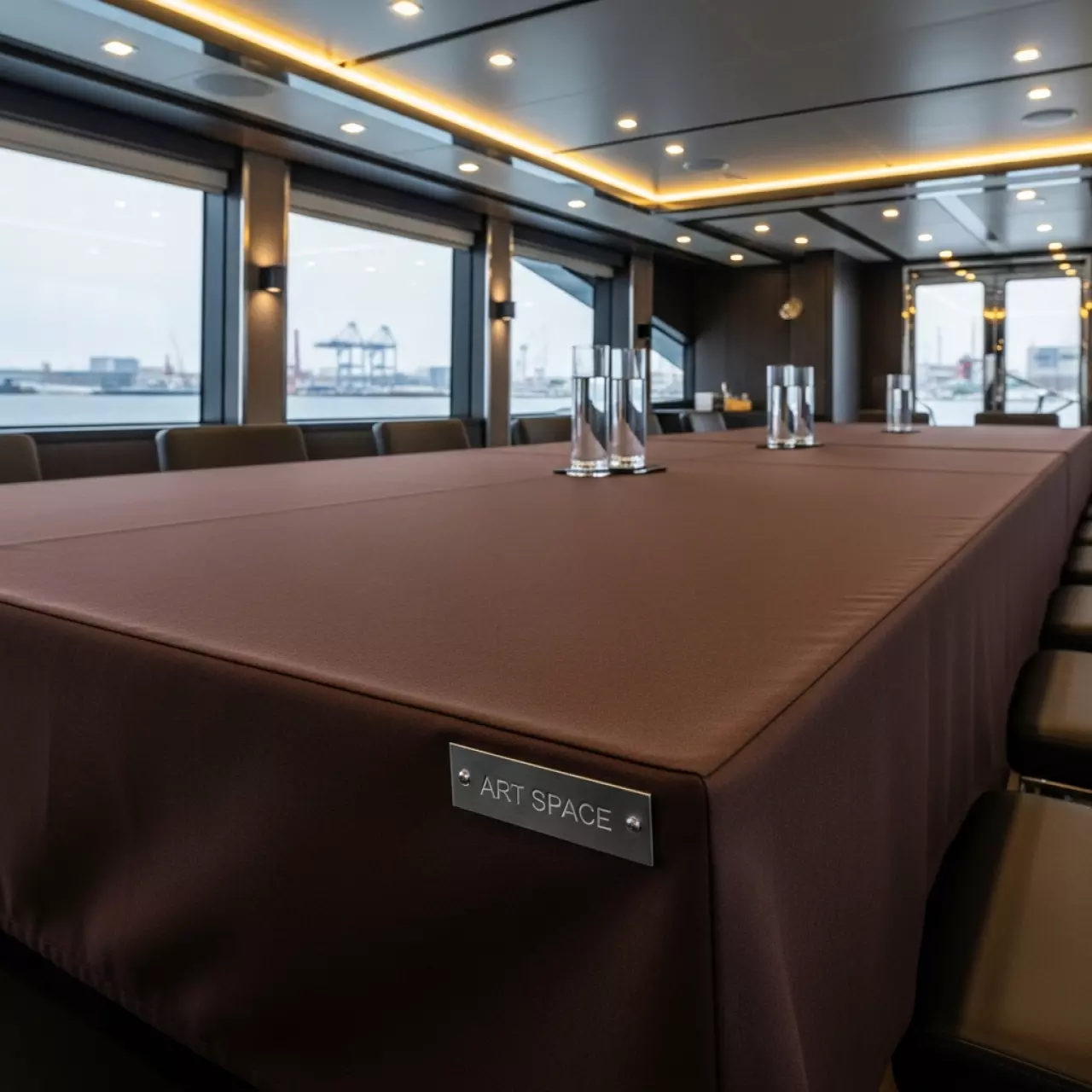 Аренда Скатерть коричневая 3,2х2,25 м евроугол на VIP-яхте (Имеретинский порт) — ART SPACE