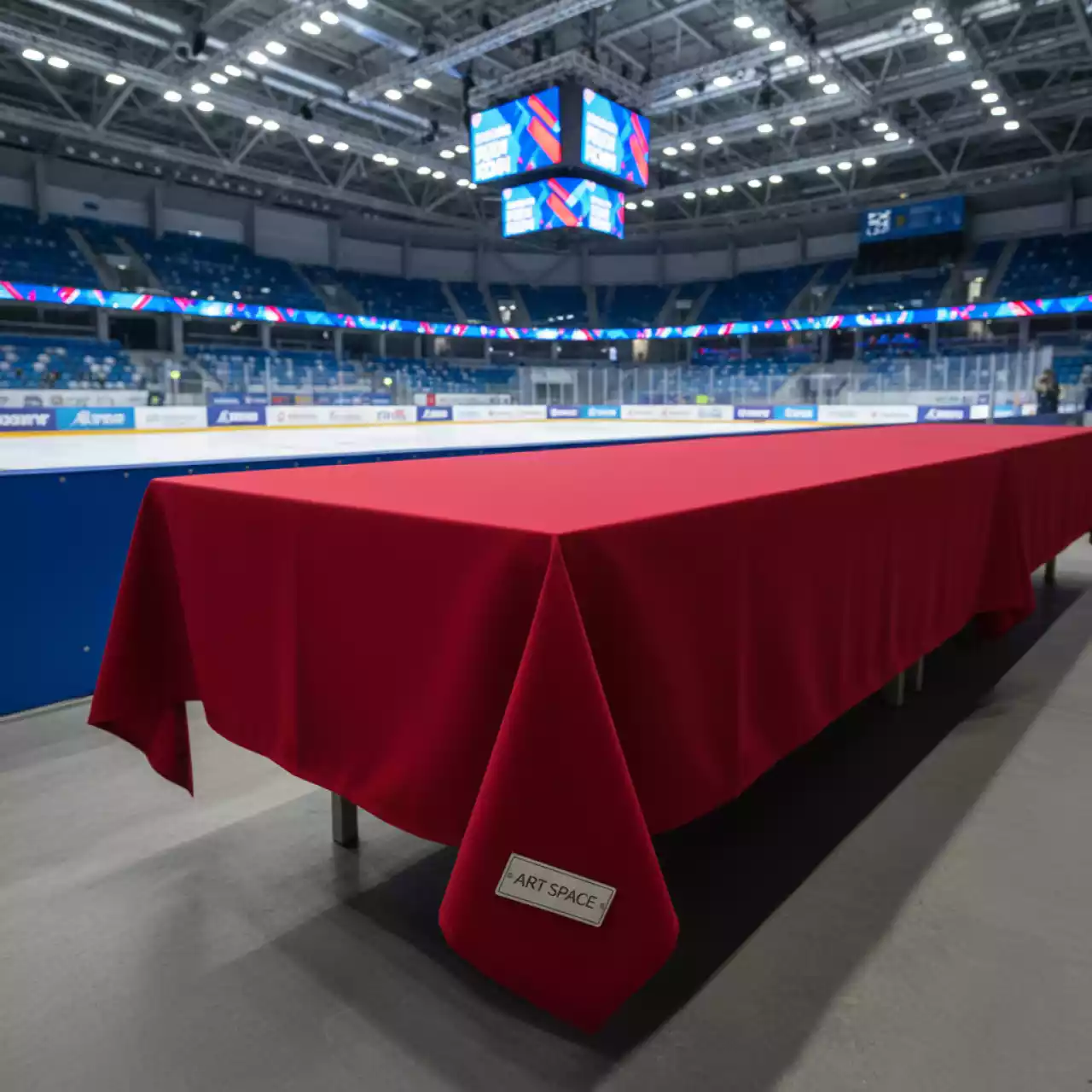 Аренда Скатерть красная 135х210 см в ледовом дворце «Роза Хутор» — ART SPACE