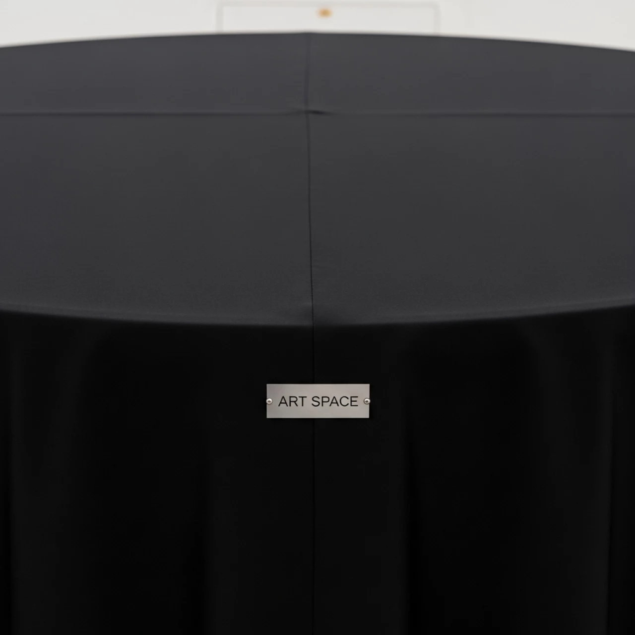 Аренда Скатерть круглая 3,2 м черная на VIP теплоходе (Морпорт Сочи) — ART SPACE