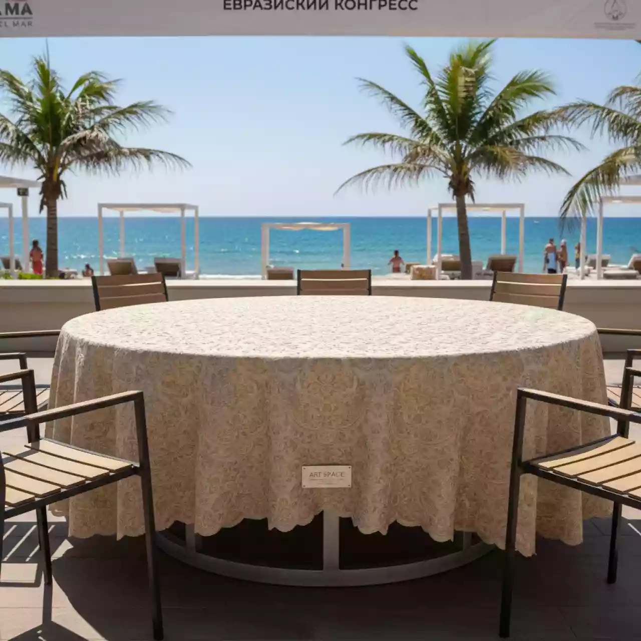 Аренда Скатерть круглая 3 м бежевая Жаккард в пляжном клубе Del Mar — ART SPACE