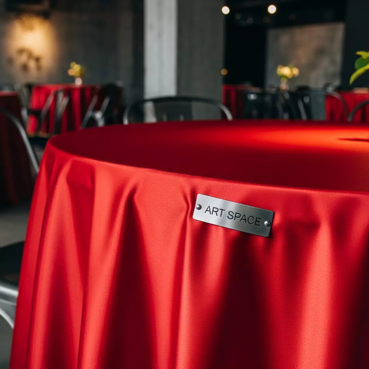 Аренда Скатерть круглая атласная красная Аккорд 210 в ресторане «D.O.M» — ART SPACE