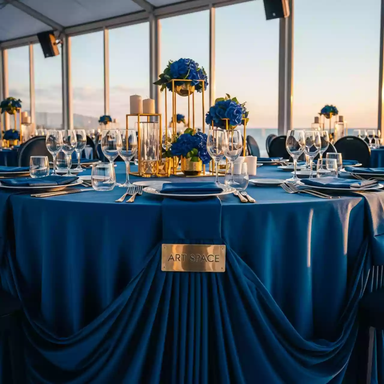 Аренда Скатерть круглая бархатная бесшовная голубая Альт на пляже «Мандарин» — ART SPACE