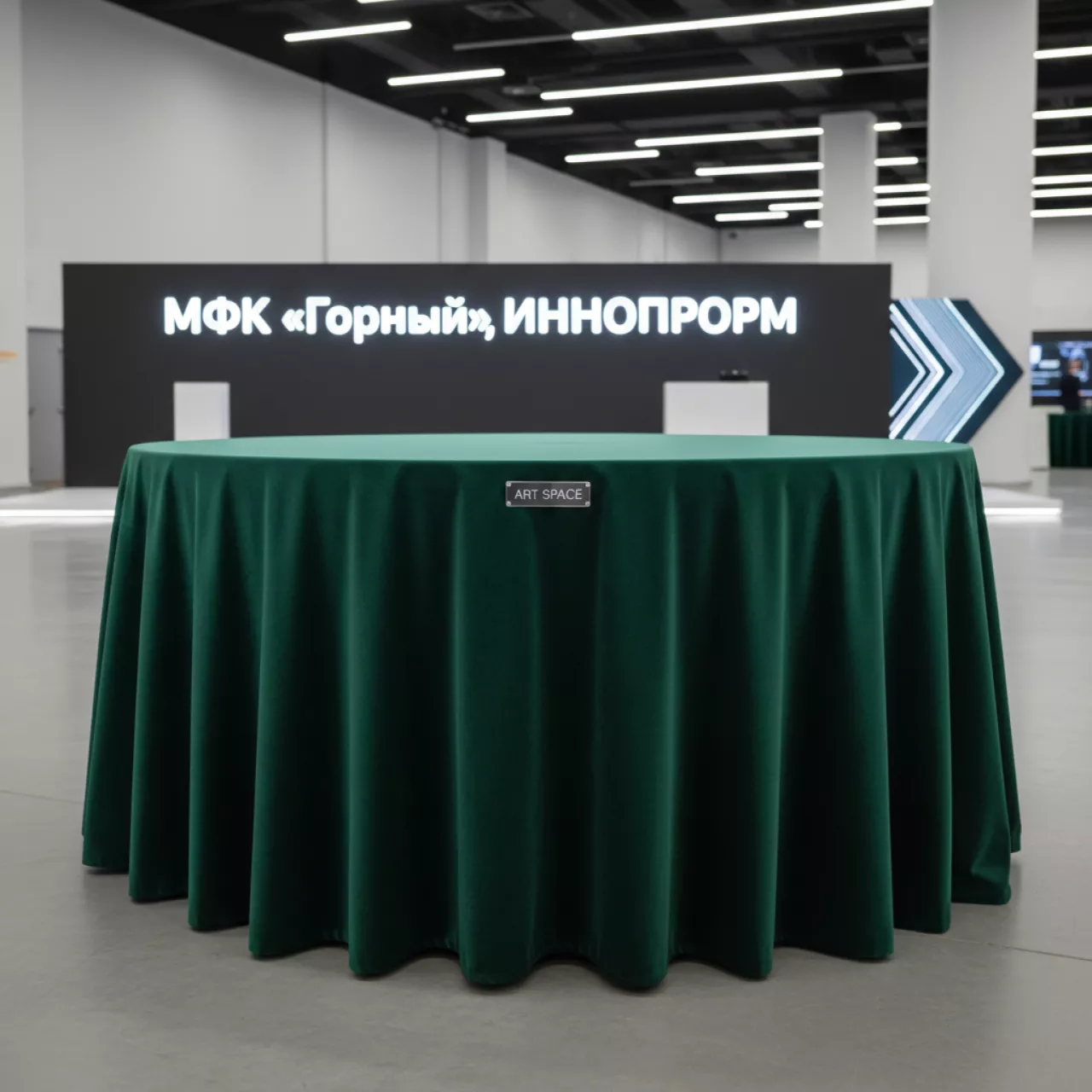 Аренда Скатерть круглая бархатная изумрудная диаметром 3,2 м в МФК «Горный» — ART SPACE