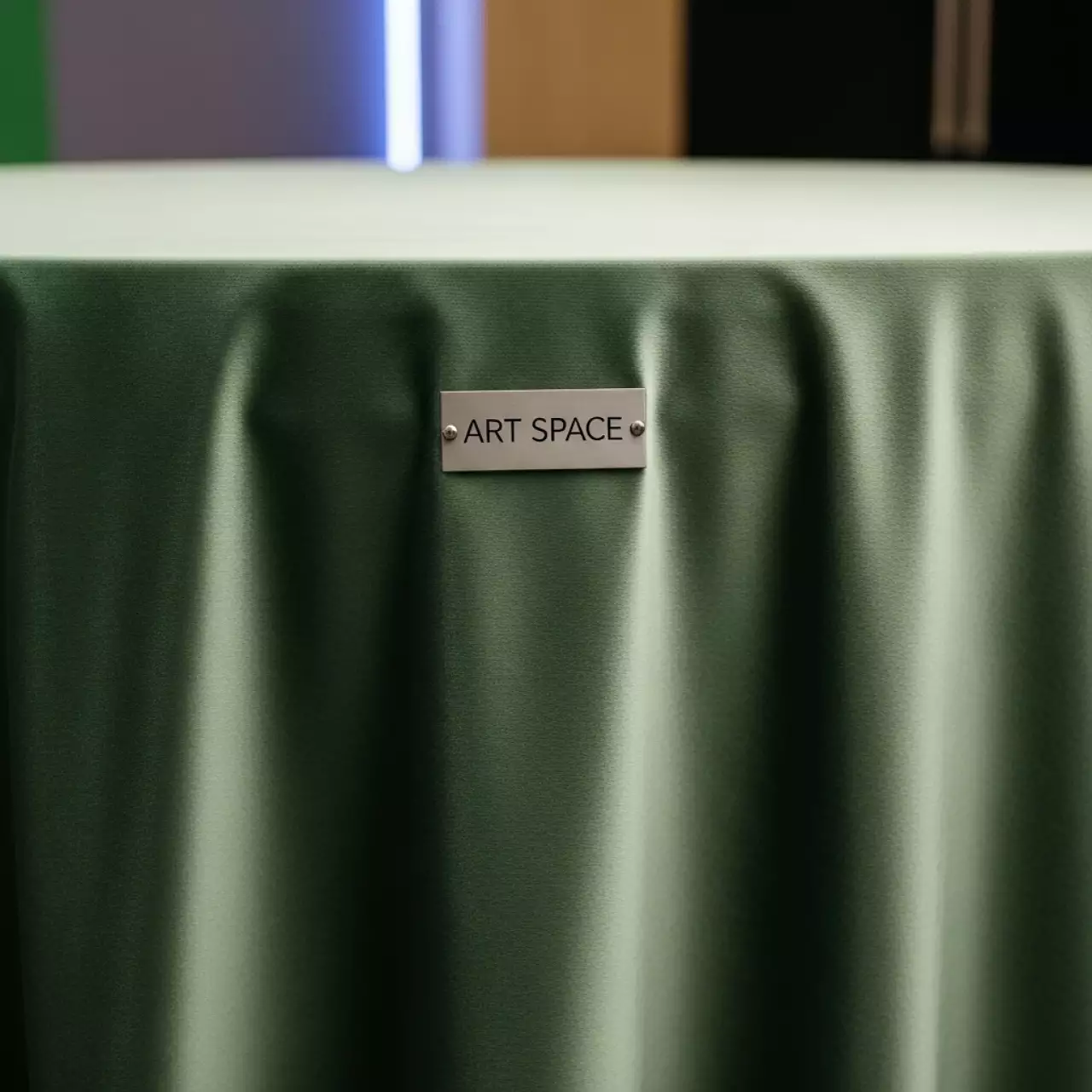 Аренда Скатерть круглая бархатная пыльно зеленая в Сириус Арене — ART SPACE