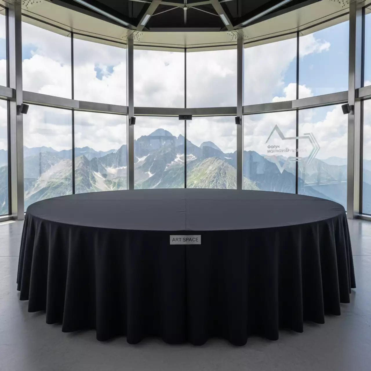 Аренда Скатерть круглая черная диаметром 2,6 м на площадке Rosa Peak (2320м) — ART SPACE