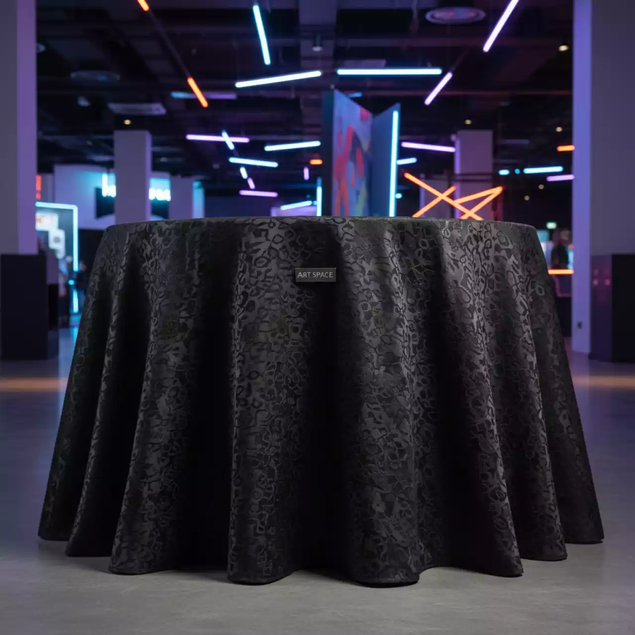Аренда Скатерть круглая черная жаккард 3 м в Cosmos Sochi Hotel — ART SPACE
