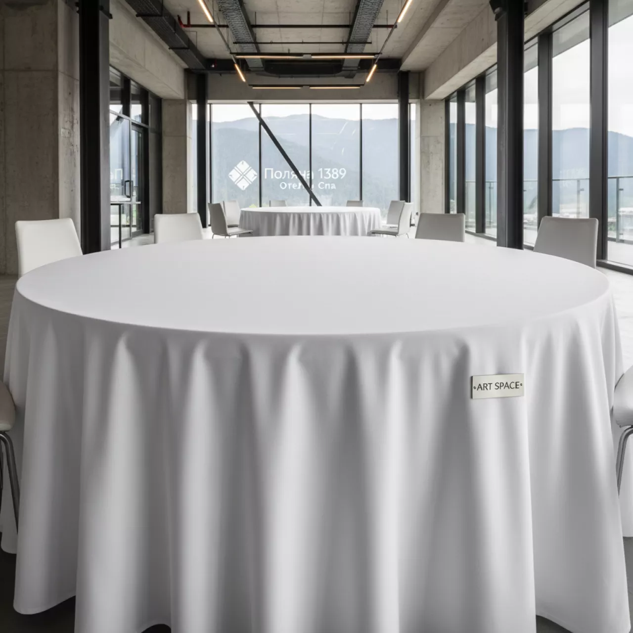 Аренда Скатерть круглая диаметр 3 м журавинка гладь белая с обтачкой в Поляна 1389 Отель и Спа — ART SPACE