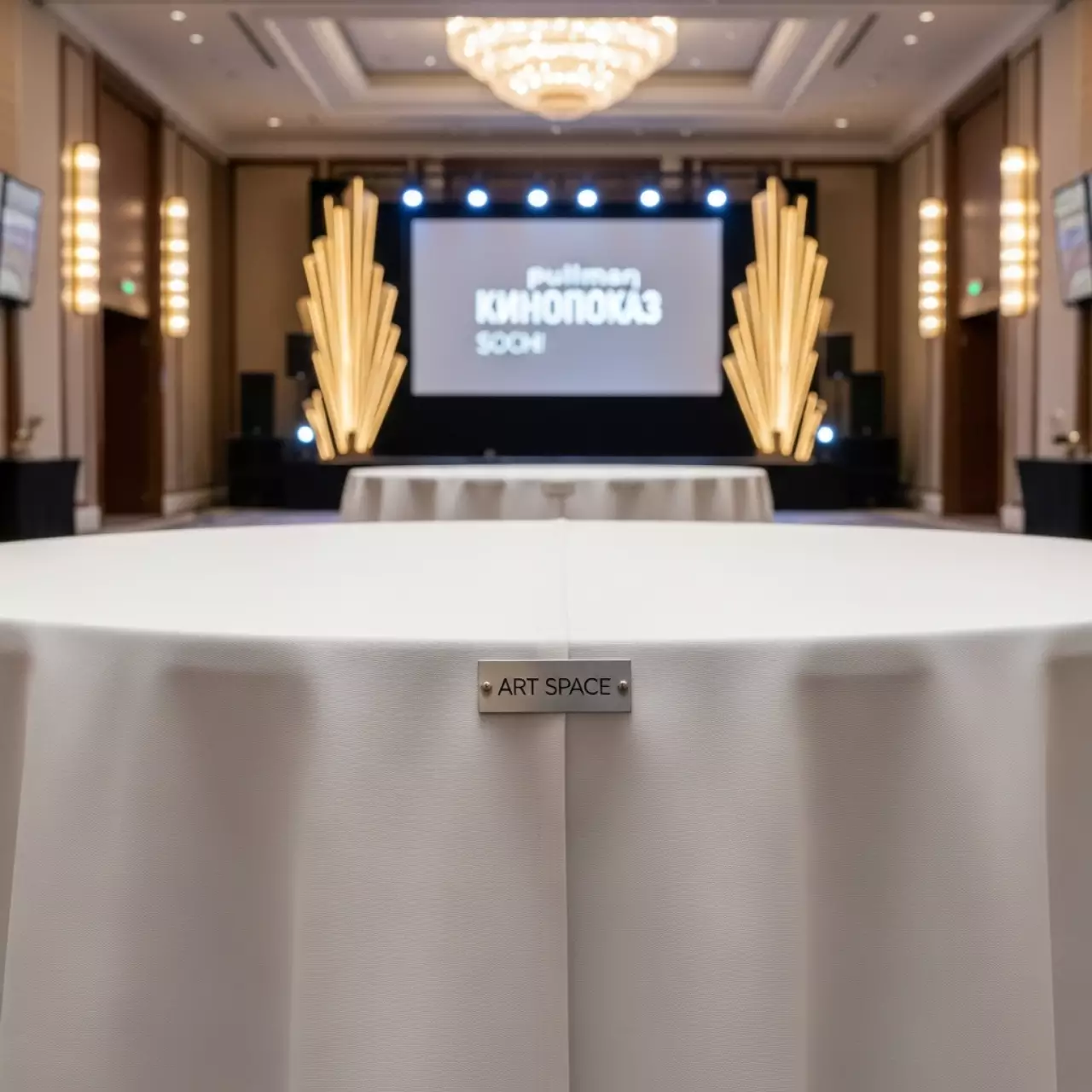 Аренда Скатерть круглая Габардин белая 2500 мм в Pullman Sochi Centre — ART SPACE