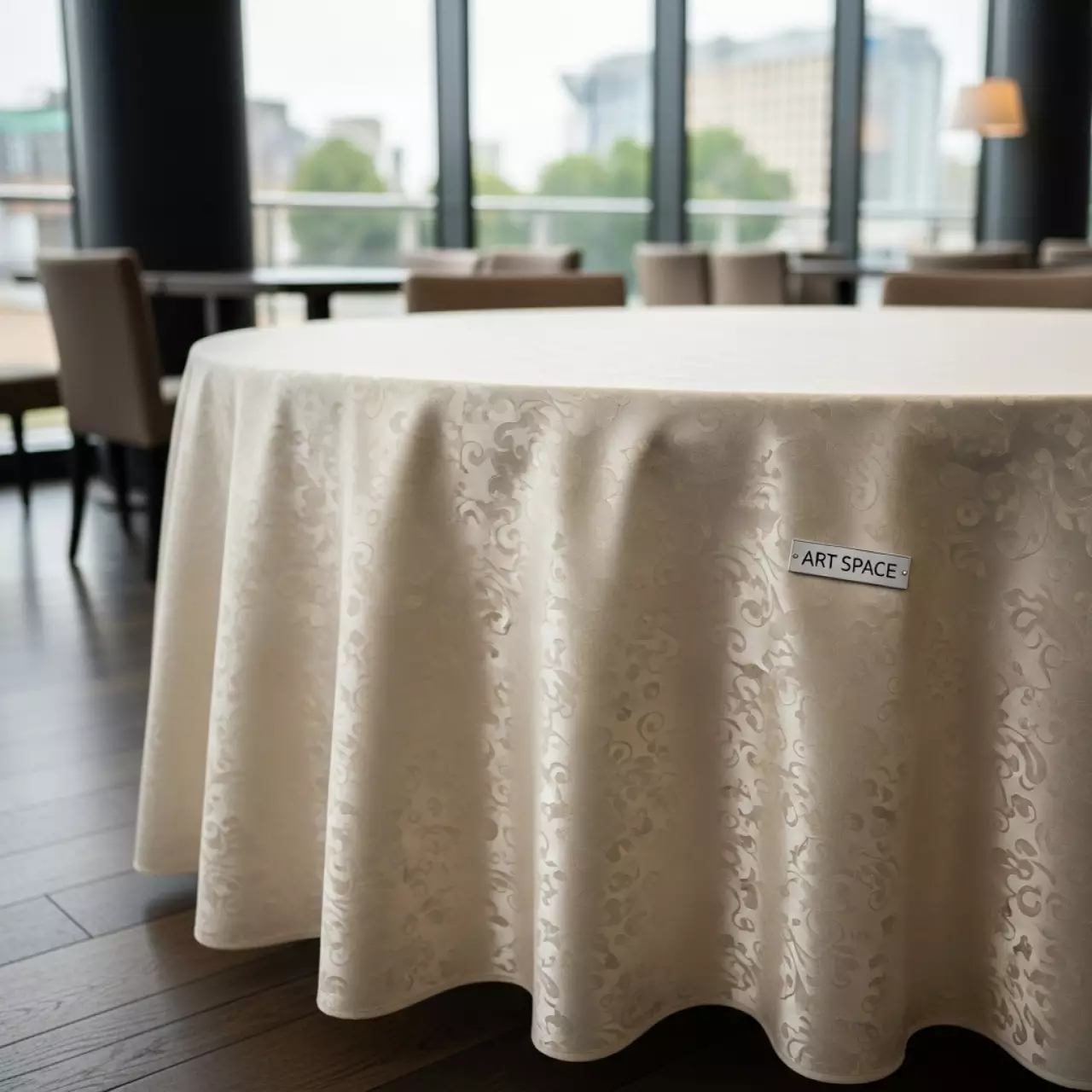 Аренда Скатерть круглая ричард слоновая кость вензель 3000 мм в ресторане «Voda» — ART SPACE