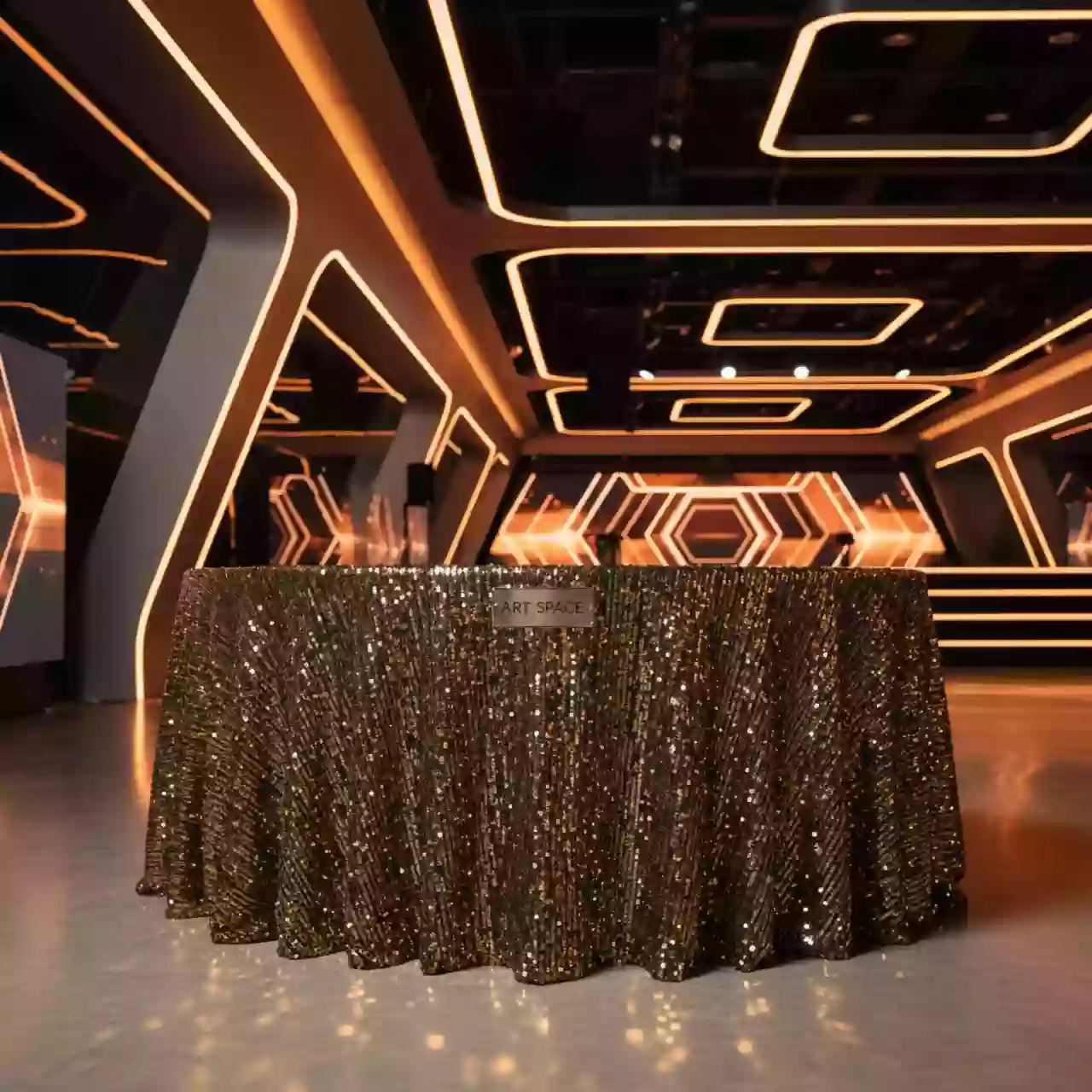 Аренда Скатерть круглая с пайетками диаметр 3,15 м золотисто черная в Omega Sirius — ART SPACE
