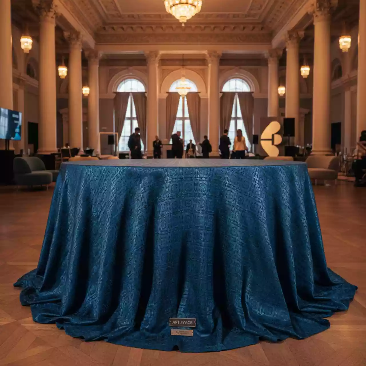 Аренда Скатерть круглая синяя жаккард 3 м в Зимнем театре — ART SPACE