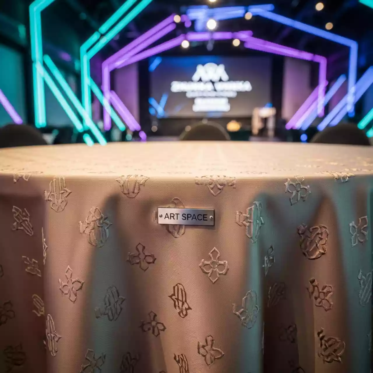 Аренда Скатерть круглая журавинка шампань вензель 2,2 м в Rixos Krasnaya Polyana — ART SPACE