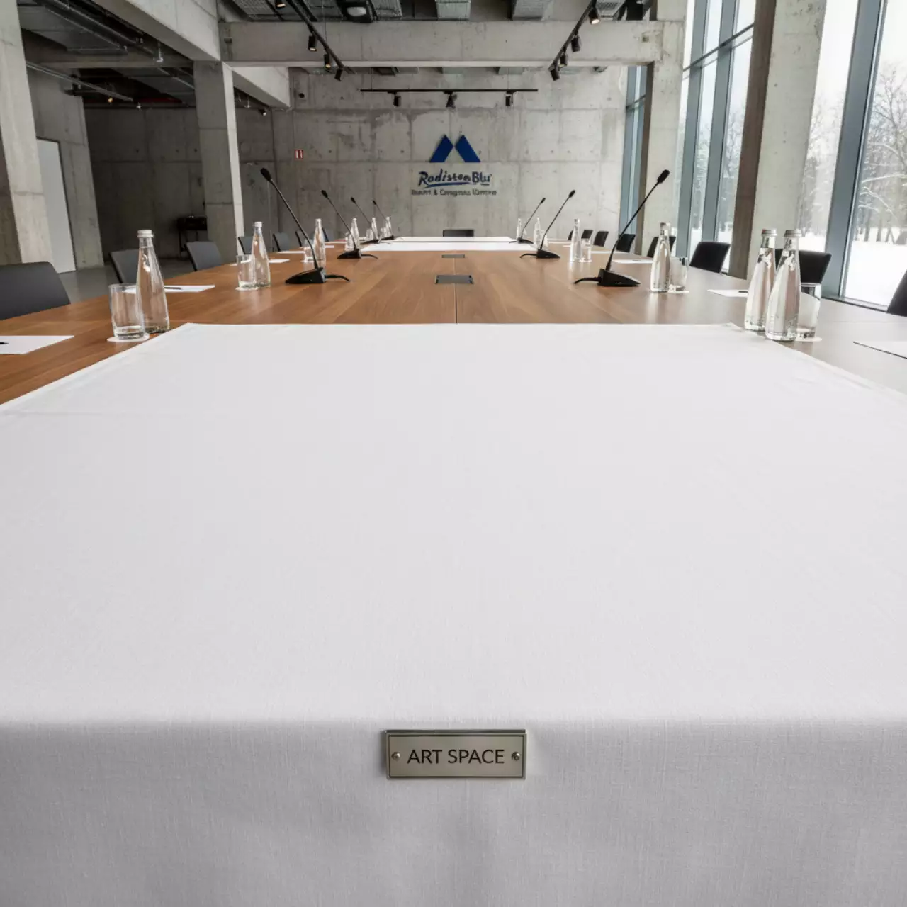 Аренда Скатерть квадратная белая 135х135 см в Radisson Blu Resort & Congress Centre — ART SPACE