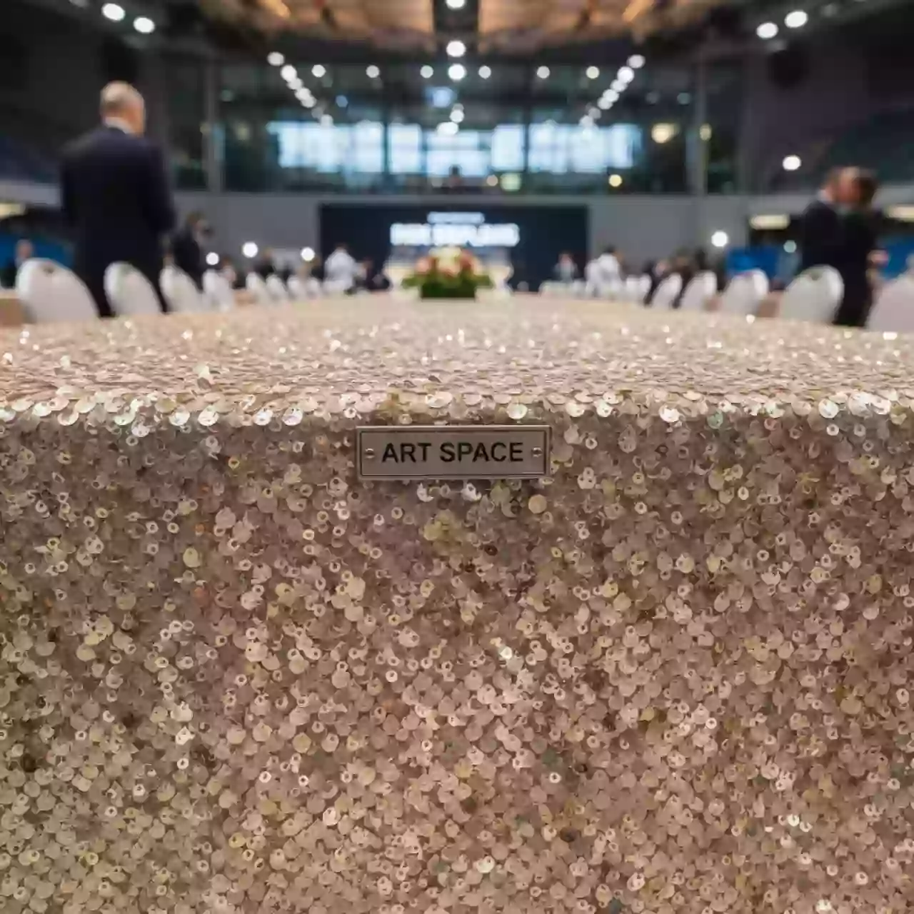 Аренда Скатерть пайетка бежево золотая в VK Stadium Sirius — ART SPACE