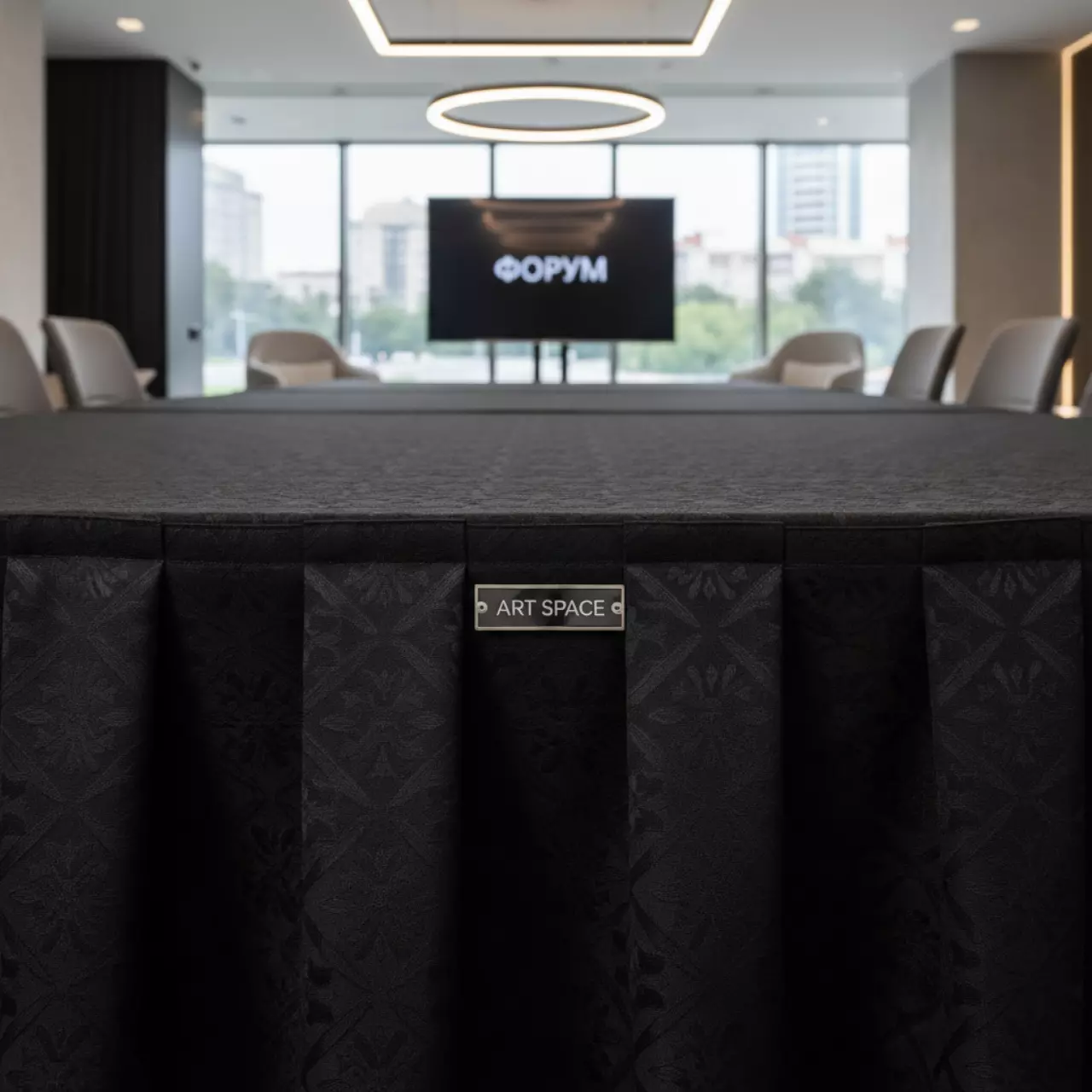 Аренда Скатерть прямоугольная 1,4х2,4 м чёрная жаккард в City Park Hotel Sochi — ART SPACE