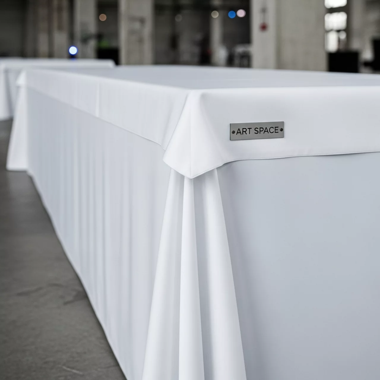 Аренда Скатерть прямоугольная 3000х2300 мм в пол журавинка гладь белая со стачным швом в Mantera Supreme — ART SPACE