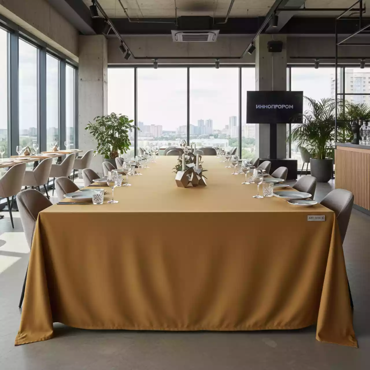 Аренда Скатерть прямоугольная 3,20х2,25 м горчичная в ресторане «Магеллан» — ART SPACE