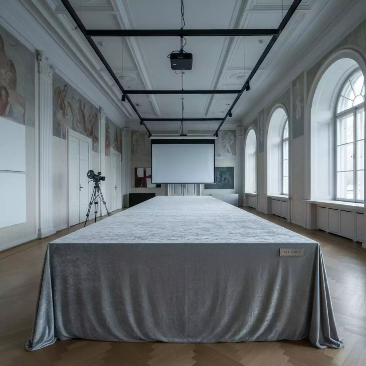 Аренда Скатерть прямоугольная бархатная бесшовная Альт жемчужно серая в усадьбе Голицына — ART SPACE