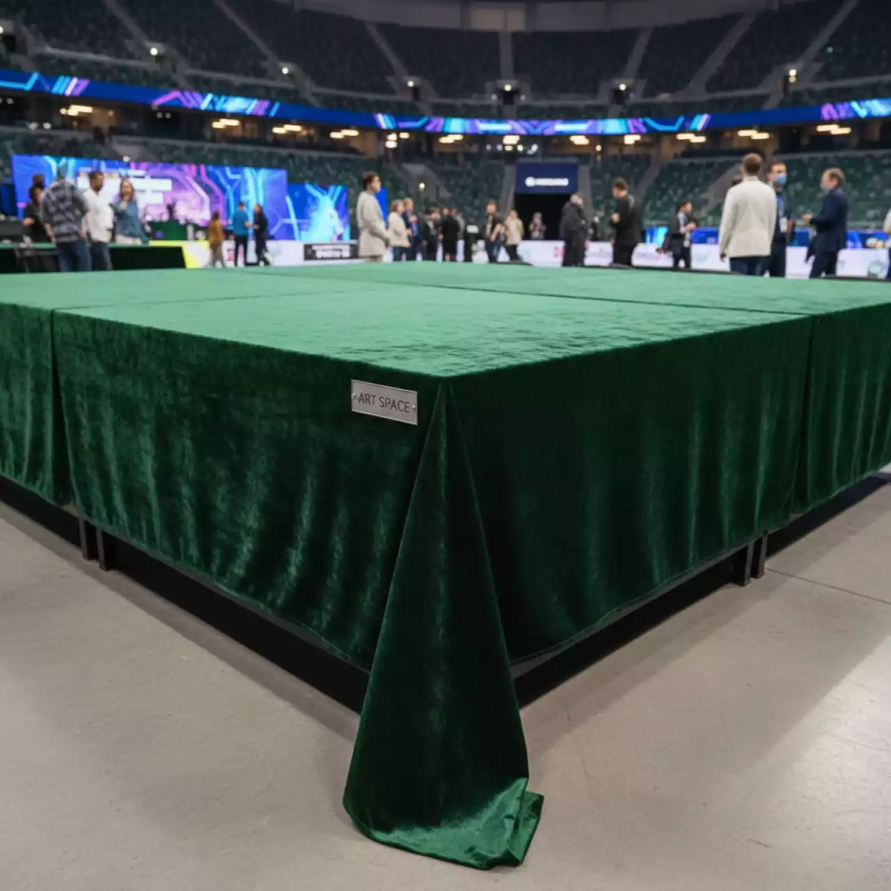 Аренда Скатерть прямоугольная бархатная бесшовная Ларго XL папоротниковая на арене «Фишт» — ART SPACE
