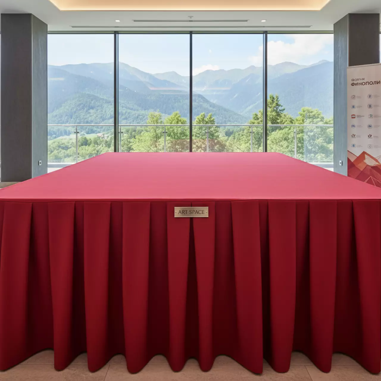 Аренда Скатерть прямоугольная красная 320х225 см в Поляна 1389 Отель и Спа — ART SPACE