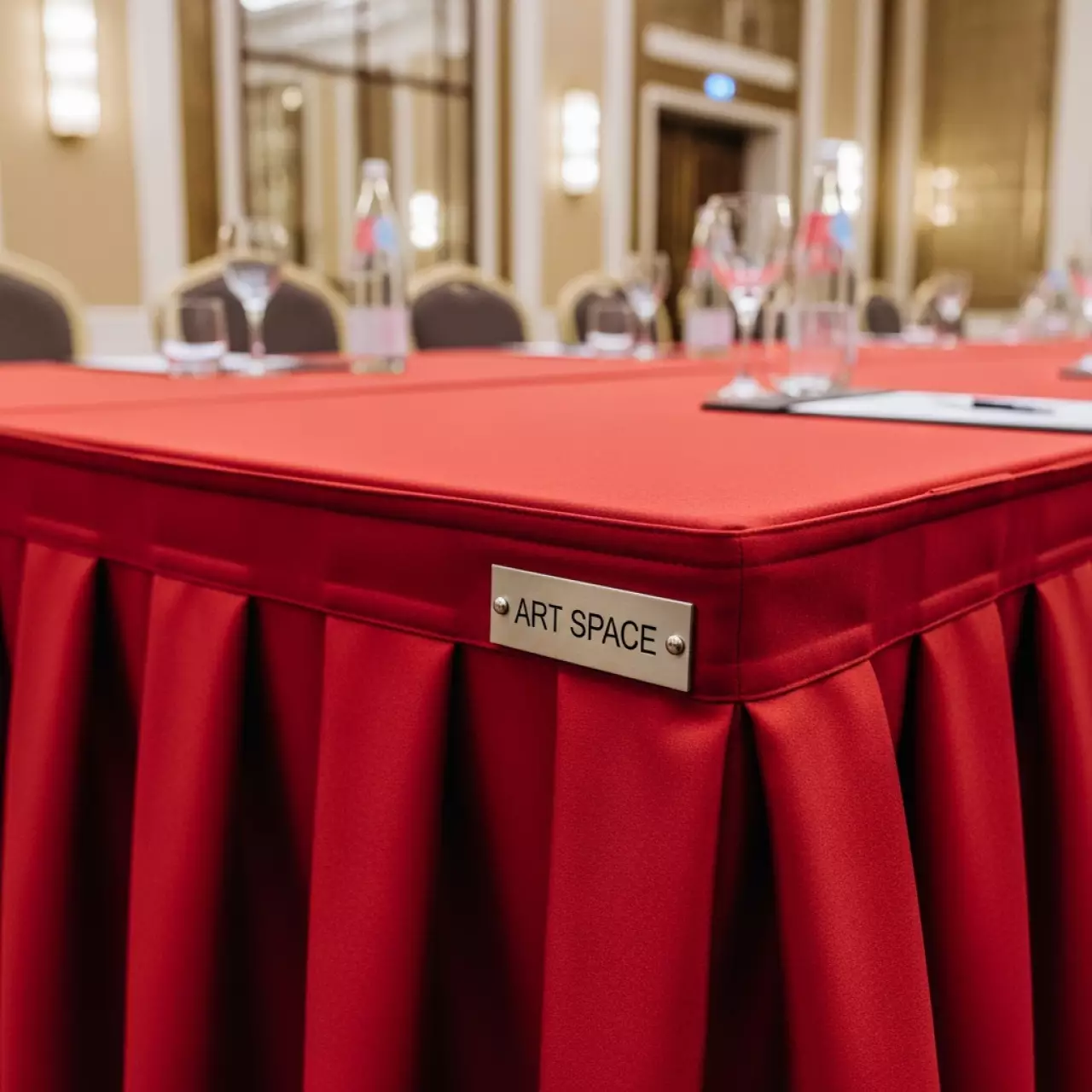 Аренда Скатерть прямоугольная красная в Mercure Сочи Центр — ART SPACE