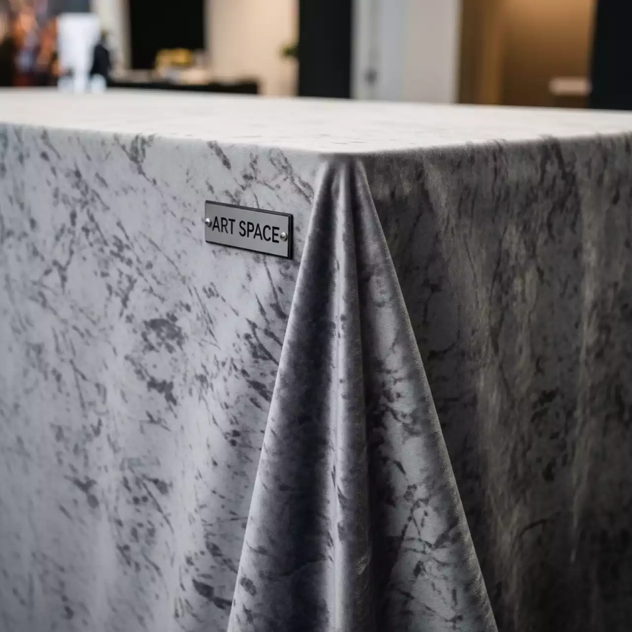 Аренда Скатерть прямоугольная "Мраморный Бархат" серая в парке «Ривьера» — ART SPACE