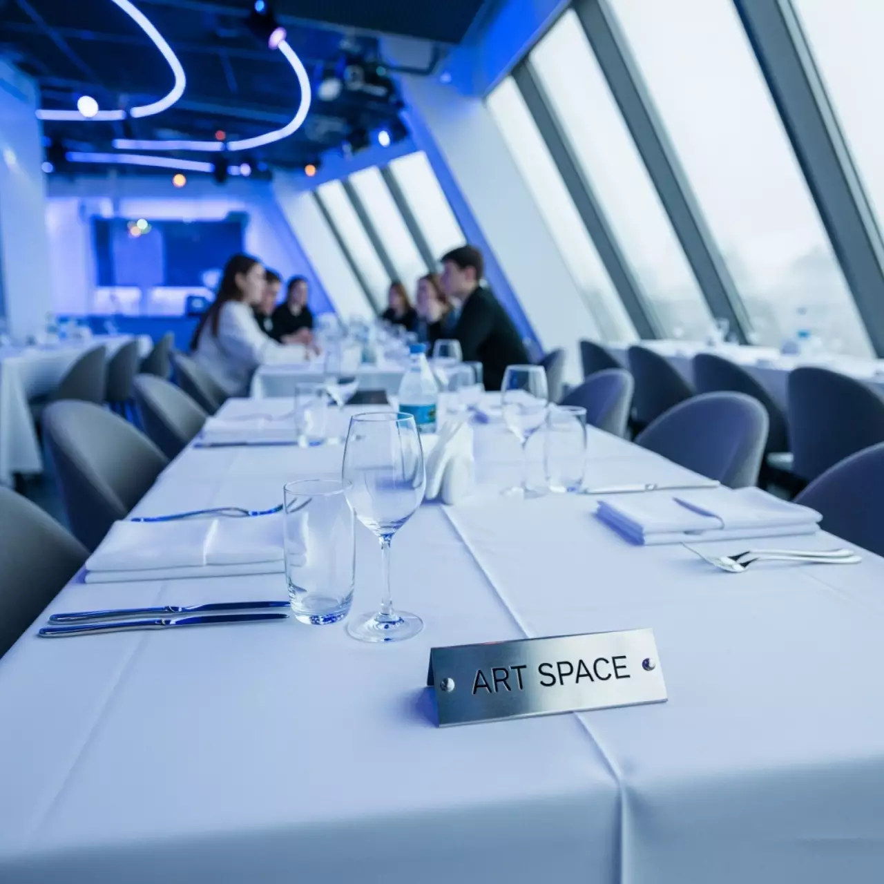 Аренда Скатерть прямоугольная журавинка 2500х1450 белая гладь в ресторане «La Terrazza» — ART SPACE