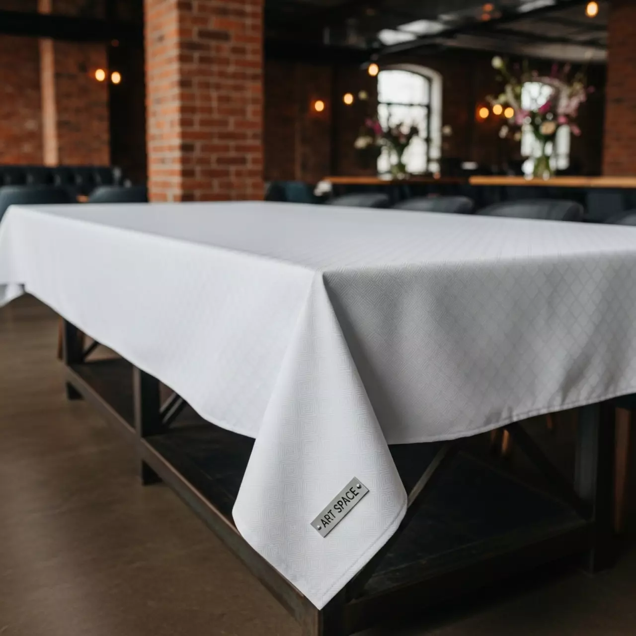 Аренда Скатерть прямоугольная журавинка 3600х1400 белый ромб с одним швом в ресторане «Паруса» — ART SPACE