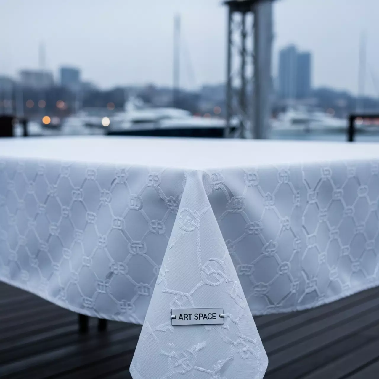 Аренда Скатерть Richard прямоугольная белый вензель на парусной регате (Сочи) — ART SPACE