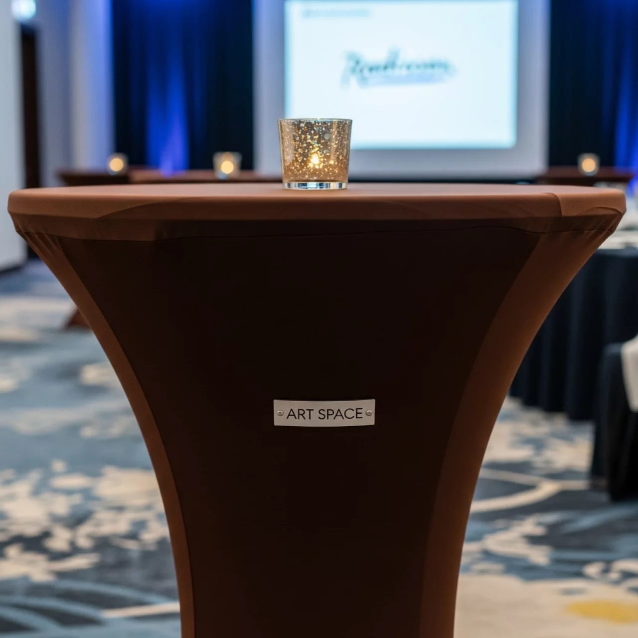 Аренда Скатерть стрейч D 78 для коктейльного стола шоколадная в Radisson Collection Paradise — ART SPACE