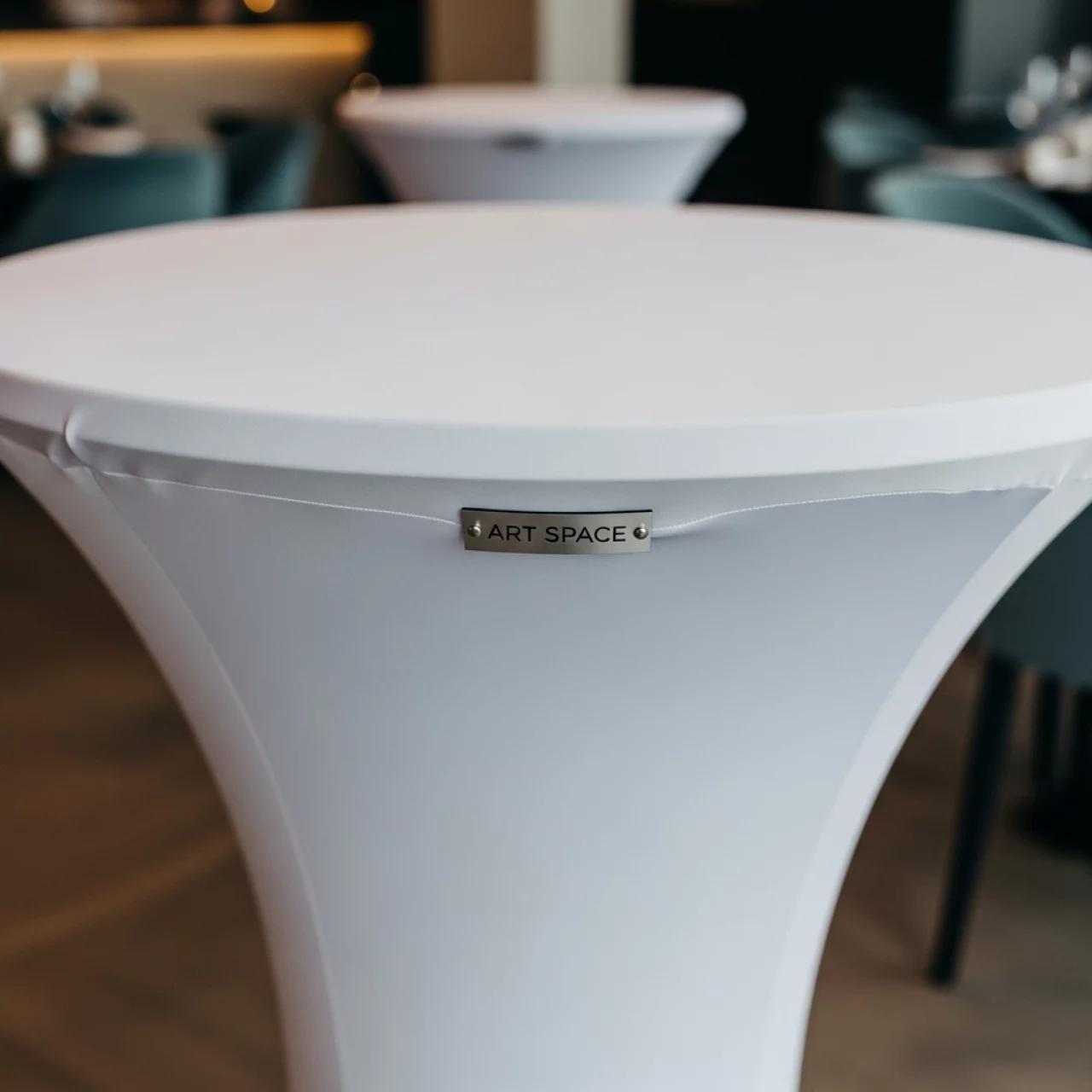 Аренда Скатерть стрейч для коктейльного стола D 78 см белая в ресторане «Высота 5642» — ART SPACE