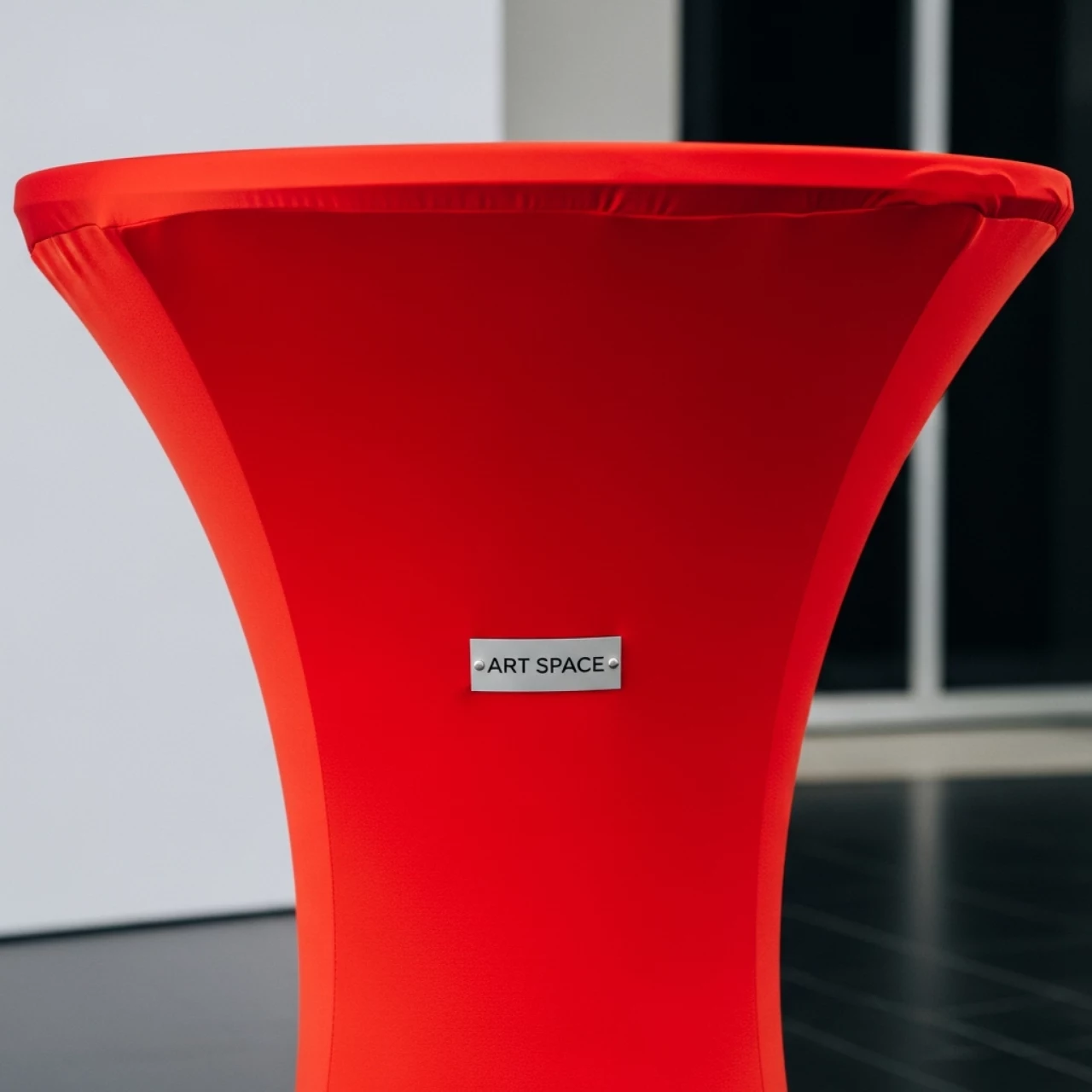 Аренда Скатерть стрейч для коктейльного стола красная в Cosmos Sochi Hotel — ART SPACE