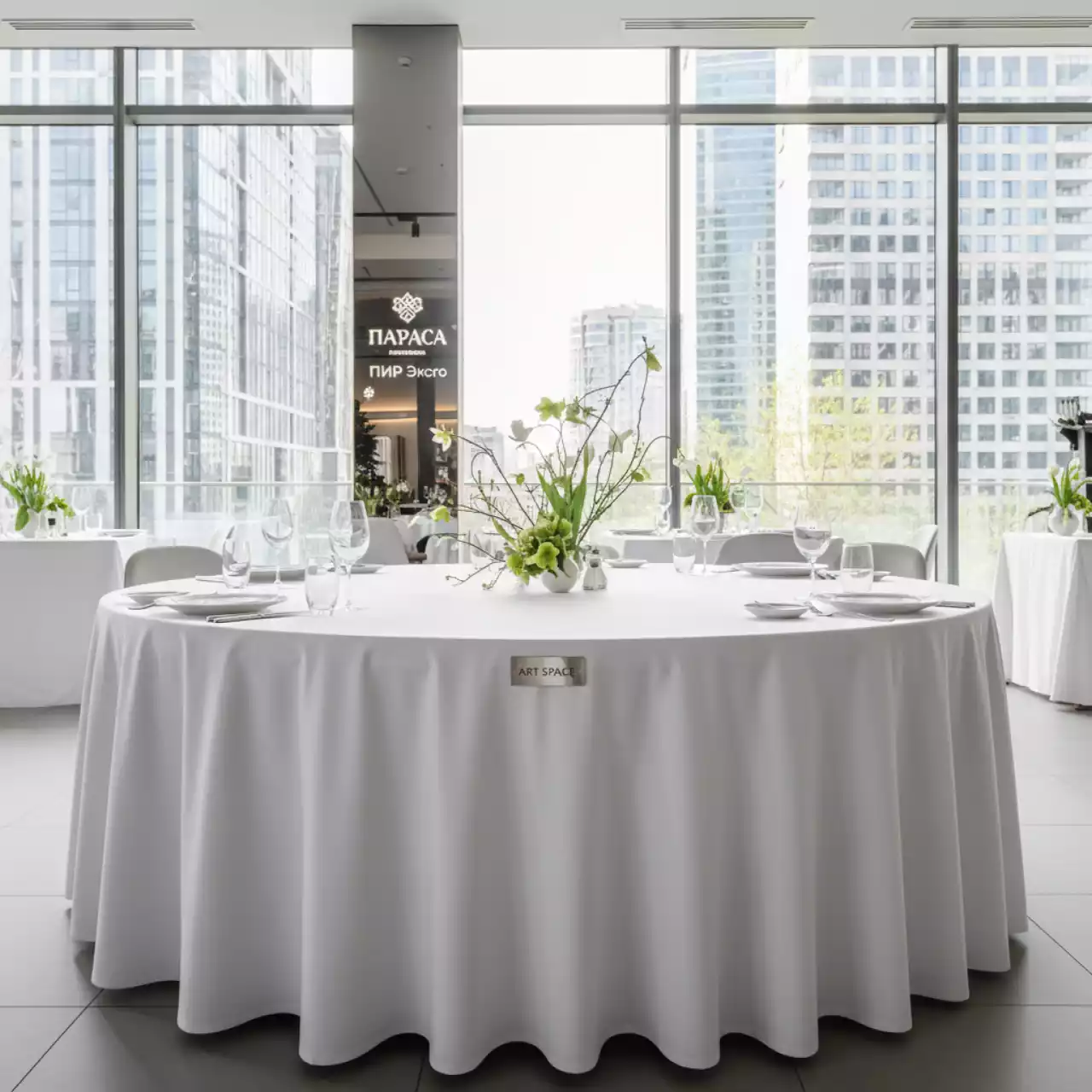 Аренда Скатерть стрейч на круглый стол белая в ресторане «Паруса» — ART SPACE