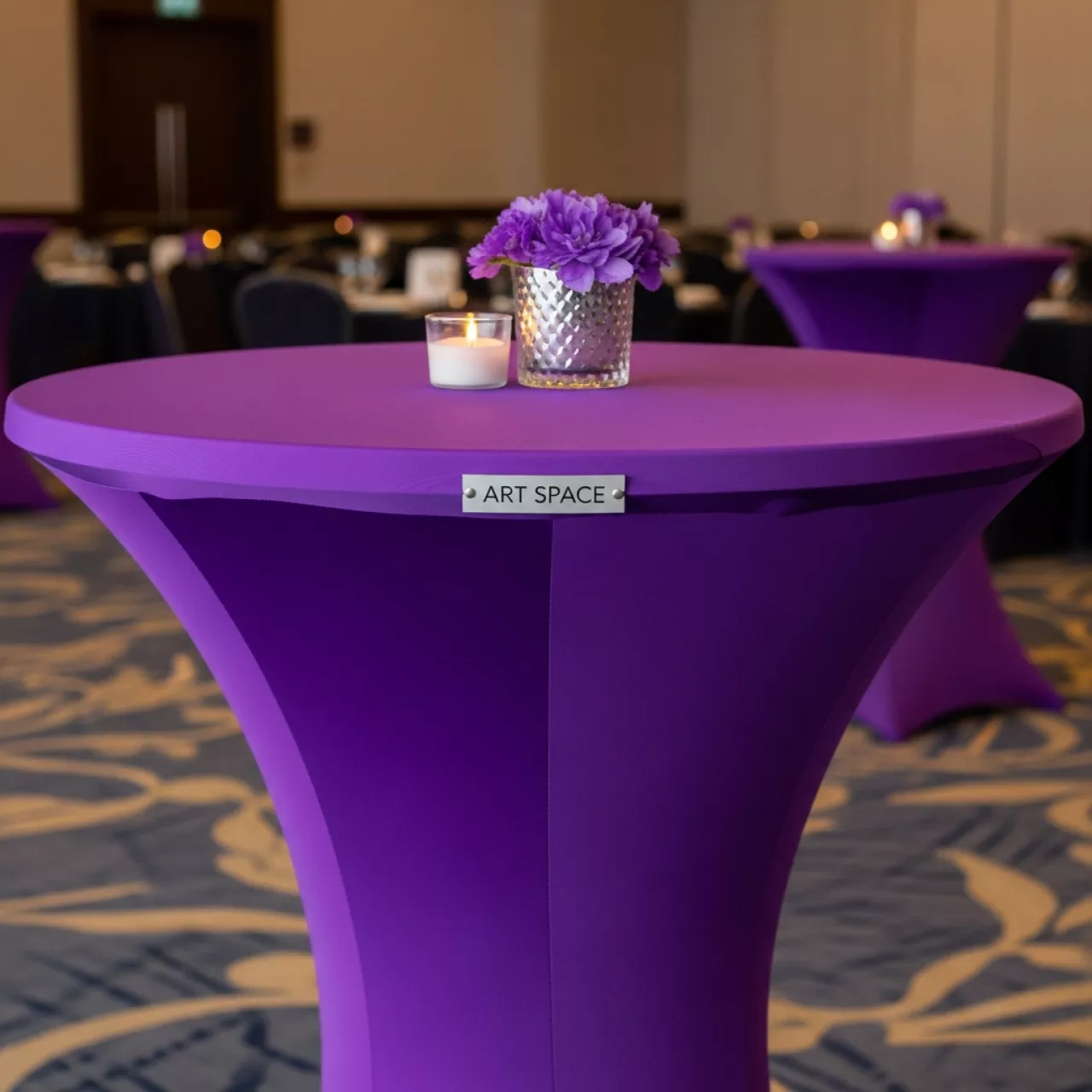 Аренда Скатерть стрейч текстиль для коктейльного стола фиолетовая в отеле «Богатырь» — ART SPACE