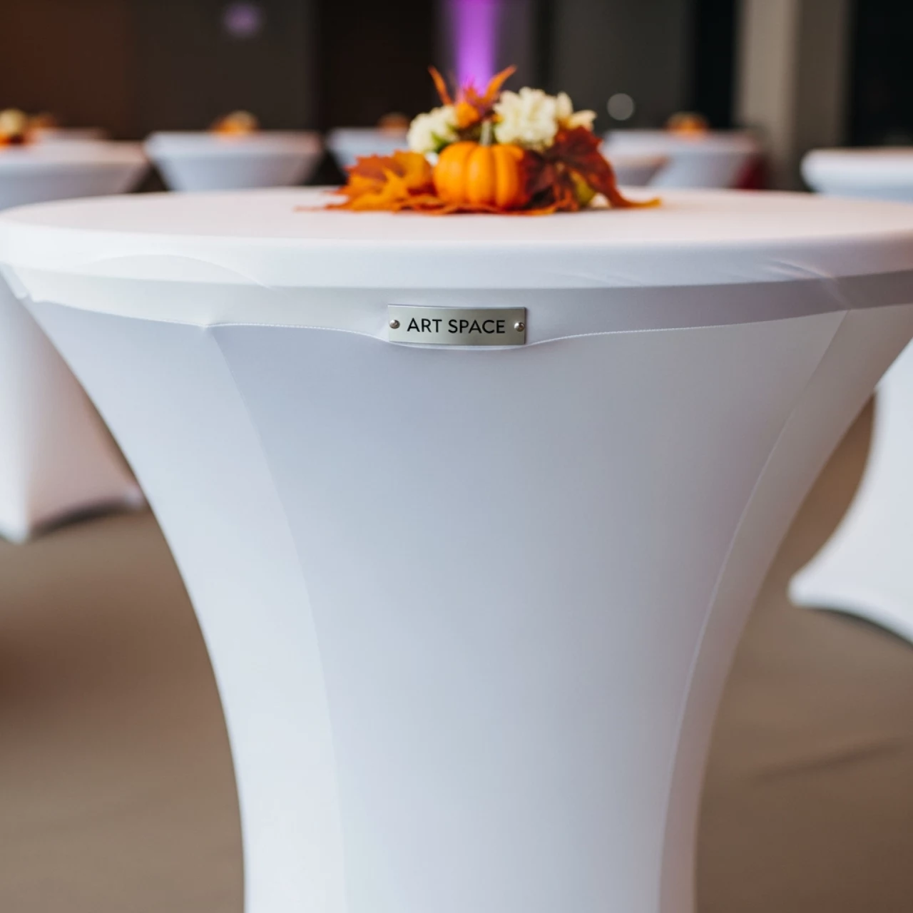 Аренда Скатерть стрейч текстиль для круглого стола белая 120 см в Cosmos Sochi Hotel — ART SPACE
