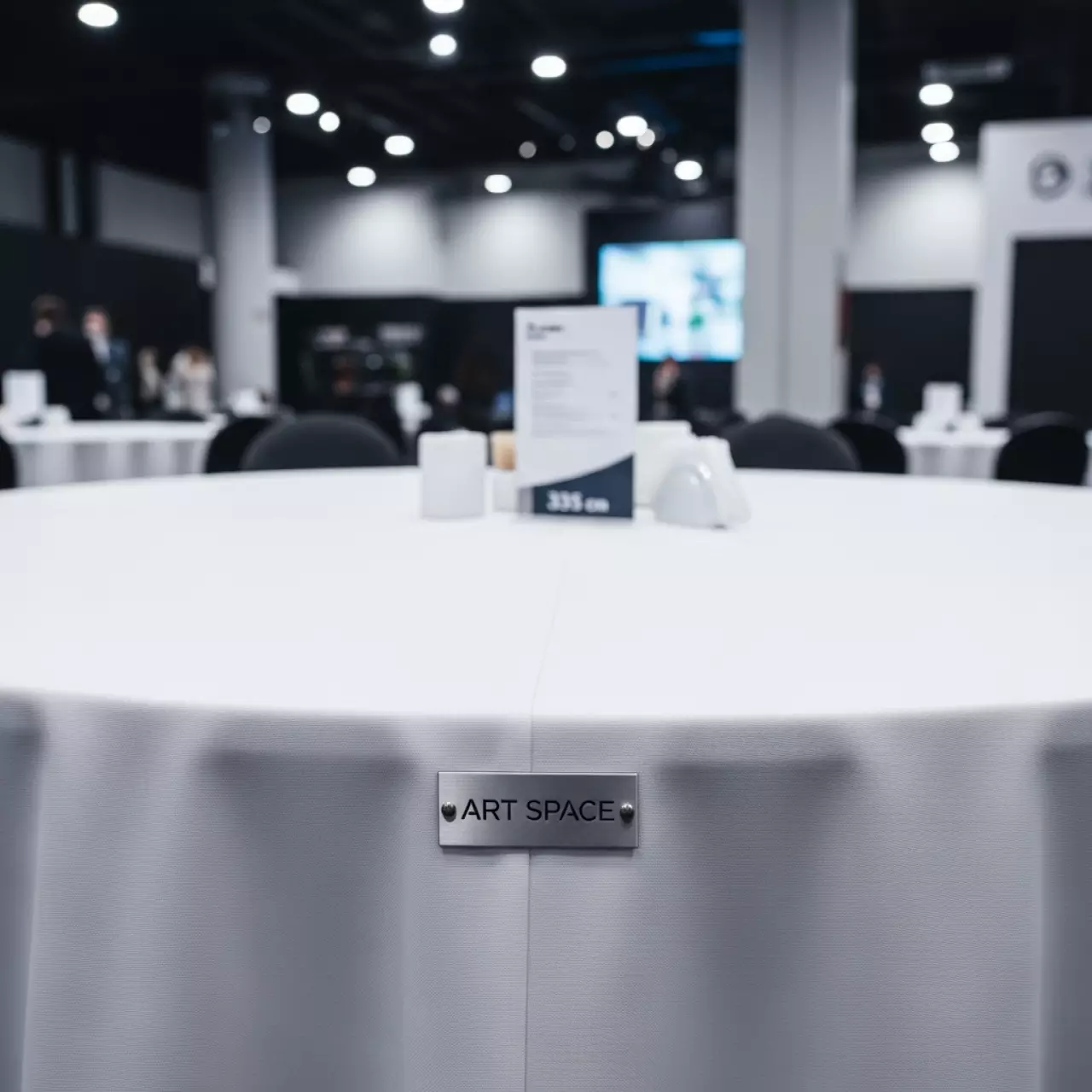 Аренда Скатерть журавинка белая в пол D 335 см в Swissôtel Resort Sochi Kamelia — ART SPACE