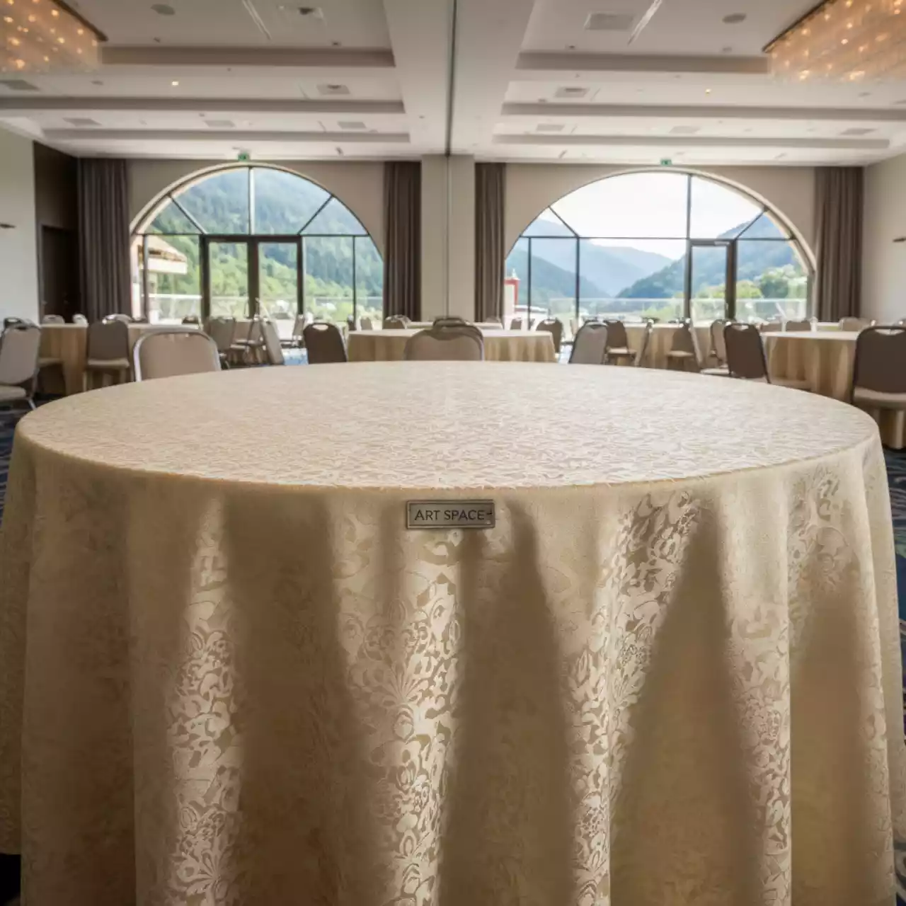 Аренда Скатерть журавинка D 2,1 м слоновая кость вензель в Sochi Marriott Krasnaya Polyana — ART SPACE