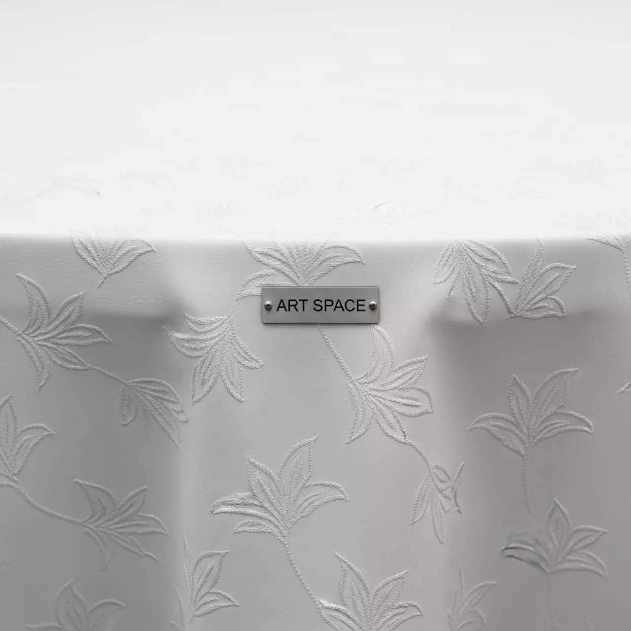 Аренда Скатерти белые орнамент "лист лилии" 100 хлопок диаметр 270 см в Сочи Парк Отеле — ART SPACE