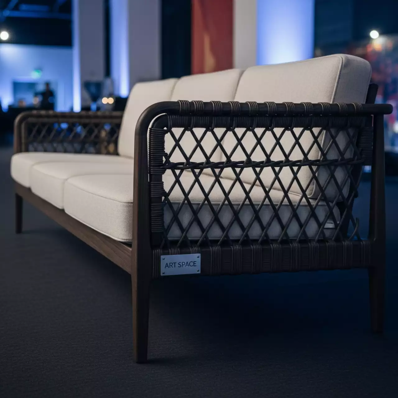 Аренда Софа плетеная 3 местная Марсель плетение ромб пруток мореный дуб в VK Stadium Sirius — ART SPACE