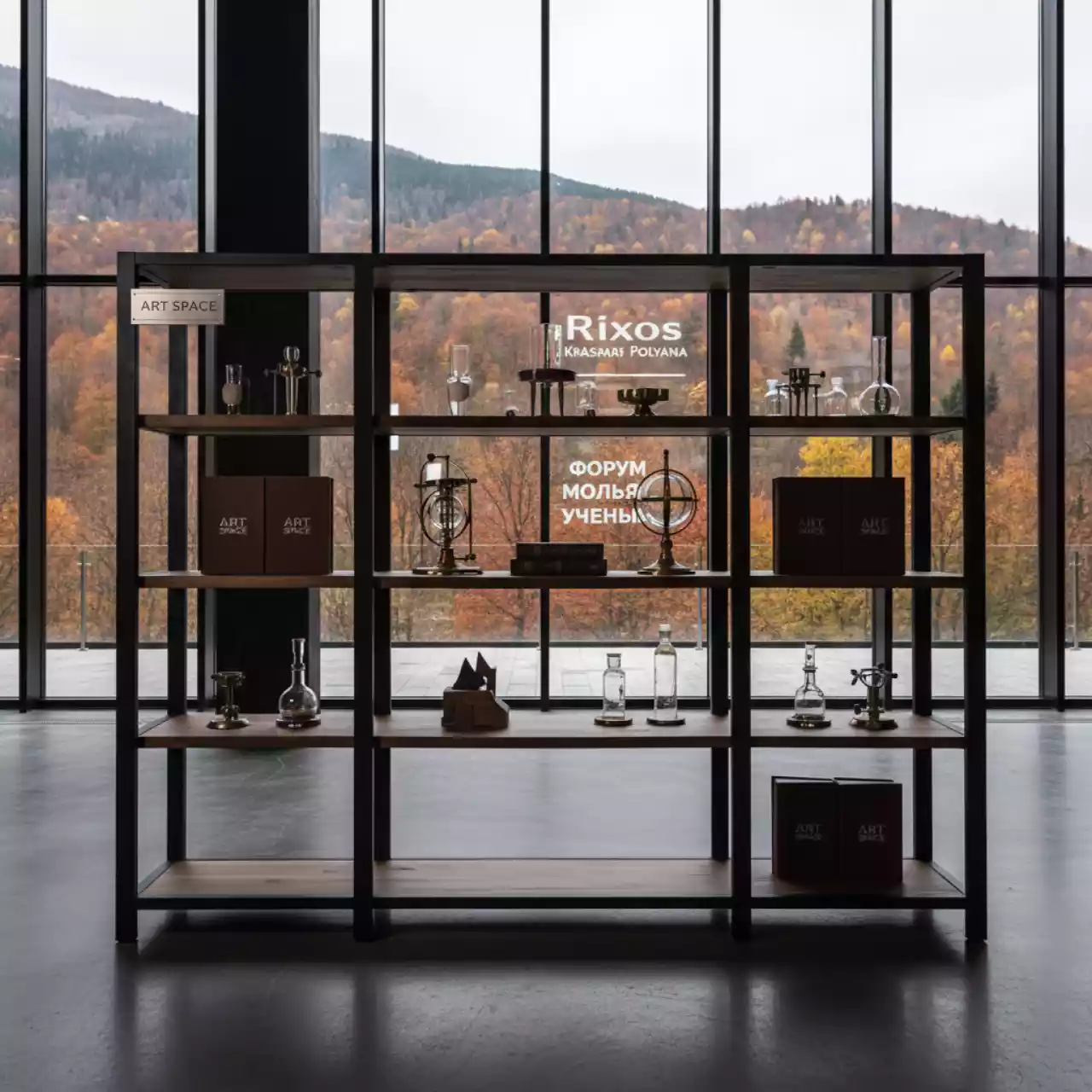 Аренда Стеллаж Акцент в Rixos Krasnaya Polyana — ART SPACE