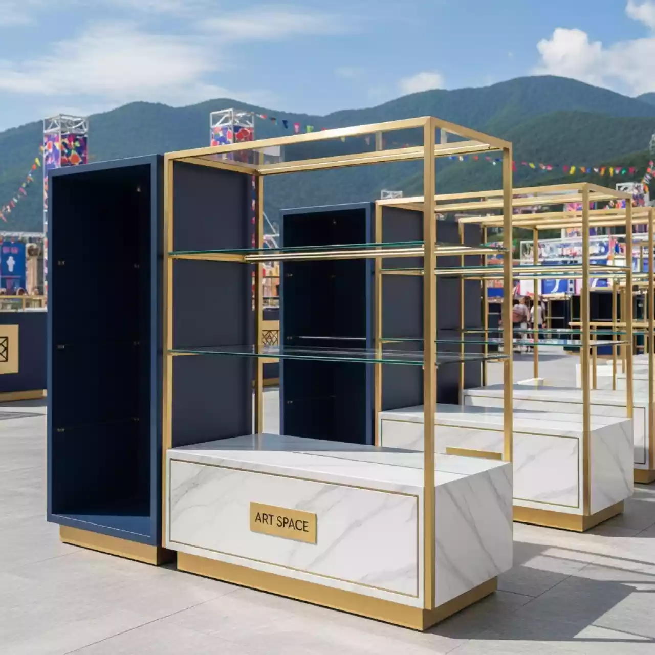 Аренда Стеллажи витрины для магазина в Rixos Krasnaya Polyana — ART SPACE